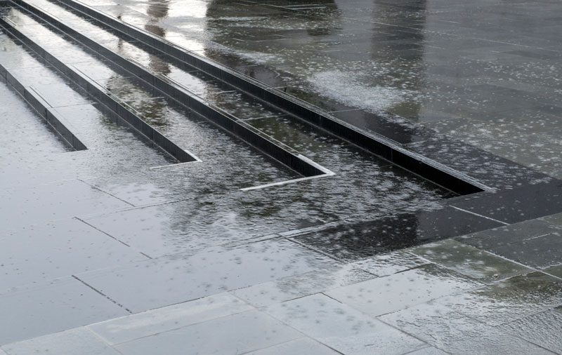 Escalera de granito en exterior lloviendo
